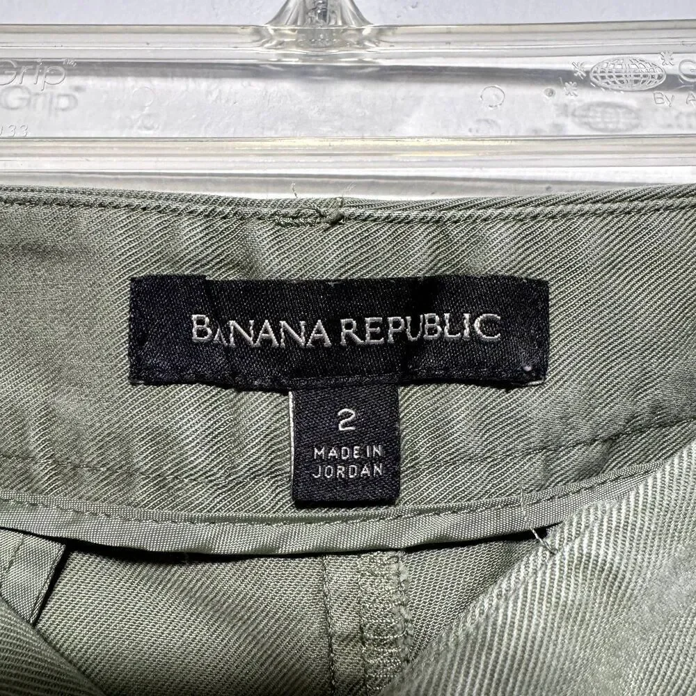 Banana Republic Shorts Y2K Khaki Green Modest Mid Rise 5 in Inseam Women sz 2